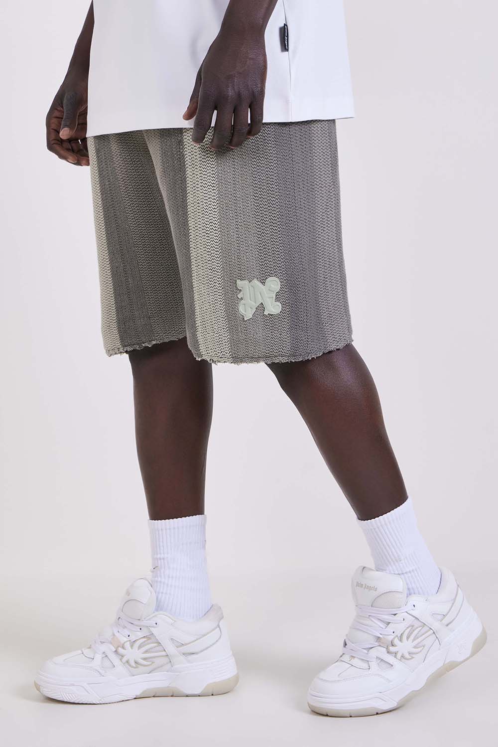תמונת דוגמן קידמית של מכנסיים קצרים סרוגים