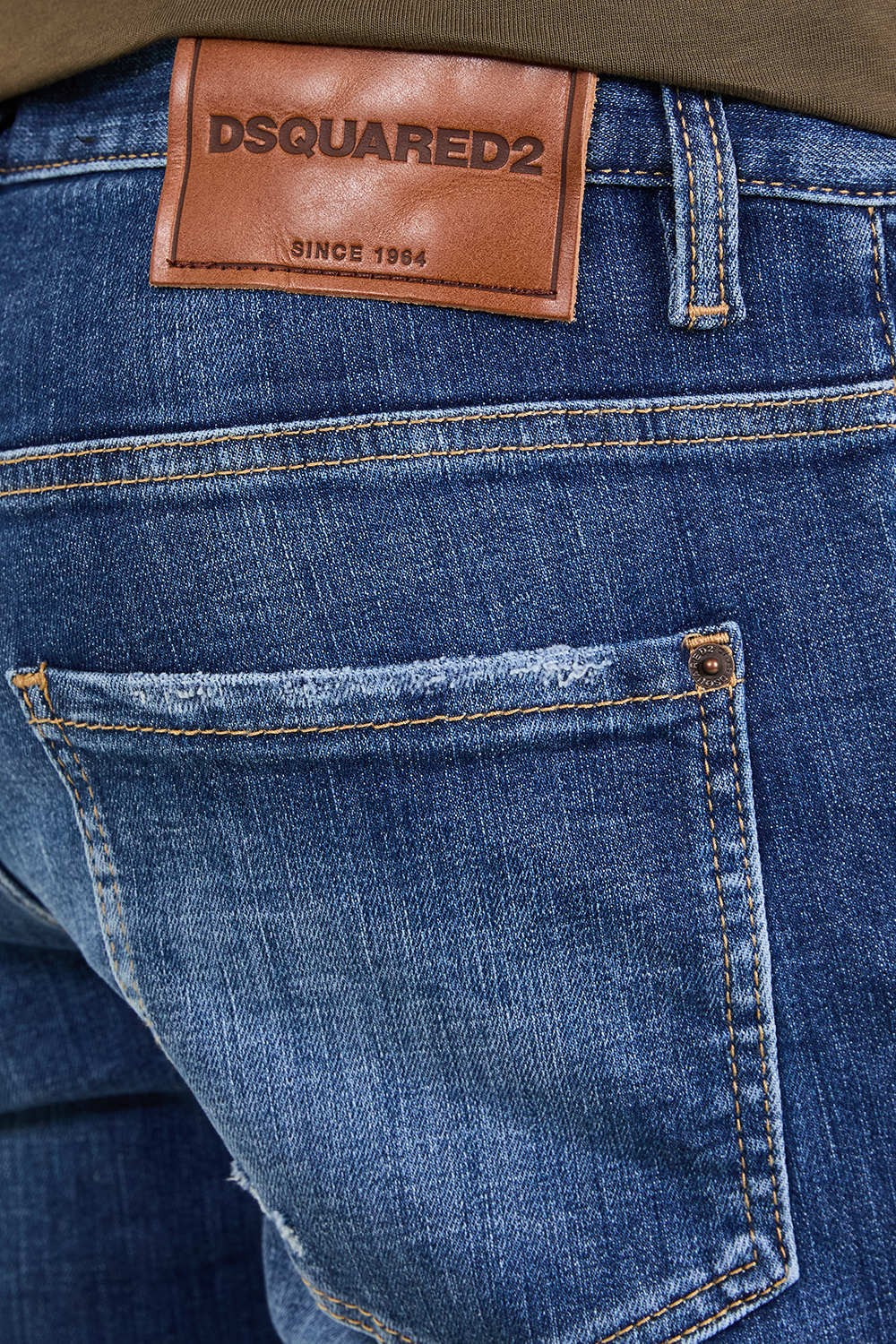 תמונת תקריב דוגמן של מכנסי ג'ינס סקייטר