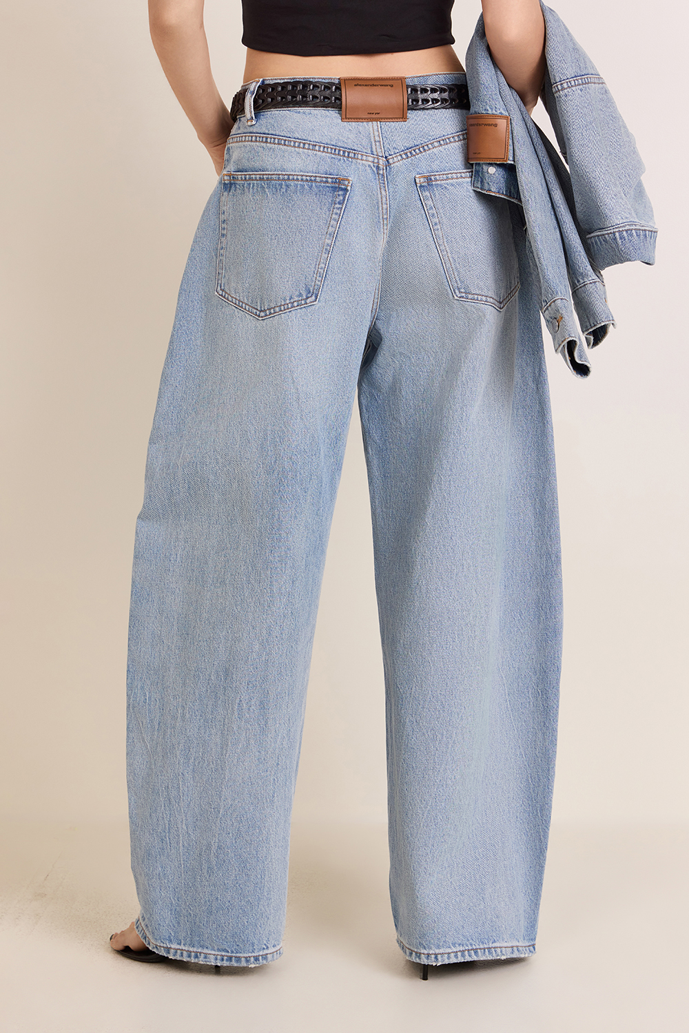 תמונת דוגמן אחורית של מכנסי ג'ינס בלון מתרחבים