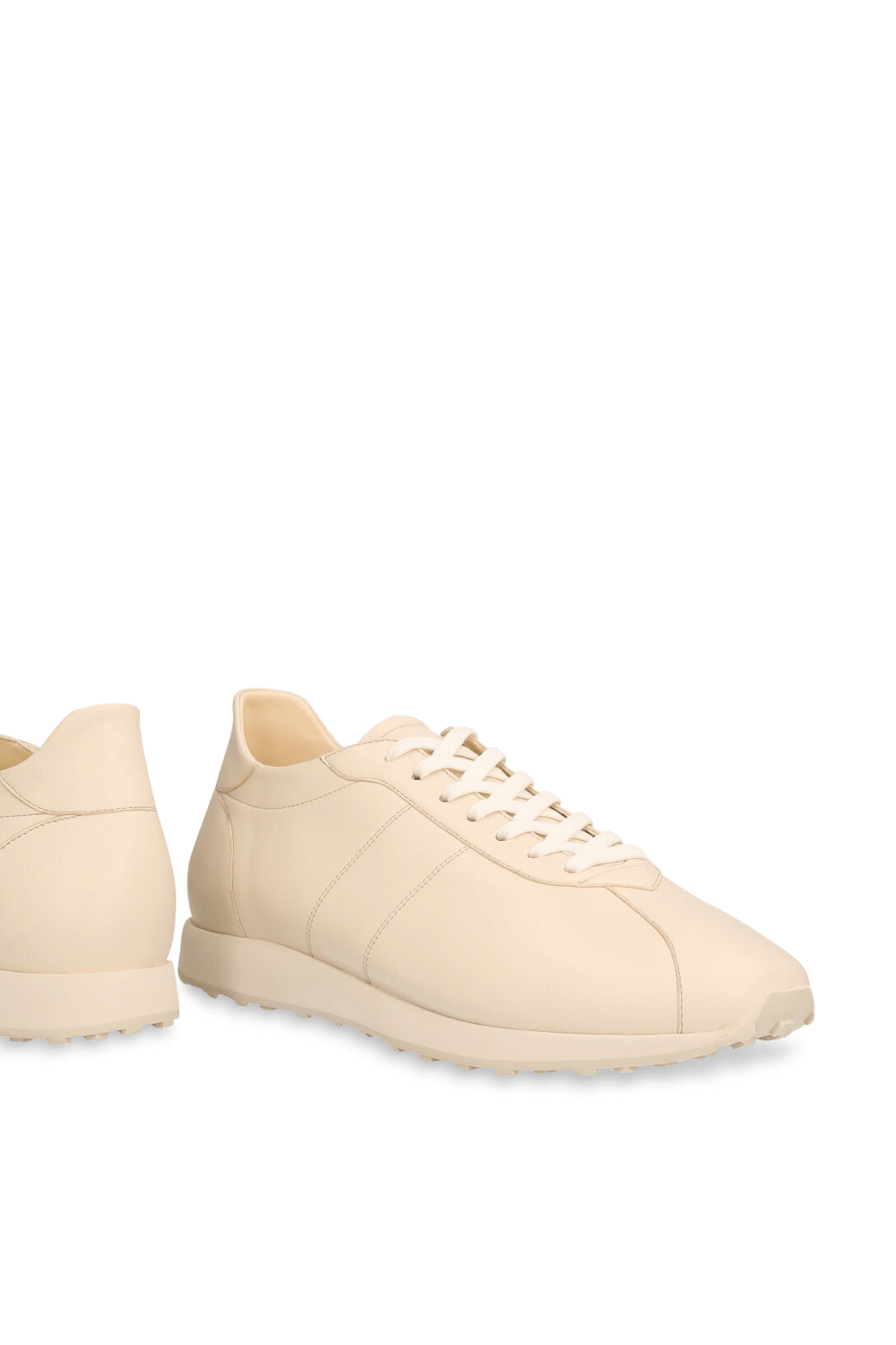 תמונת תקריב של נעלי סניקרס מיקה