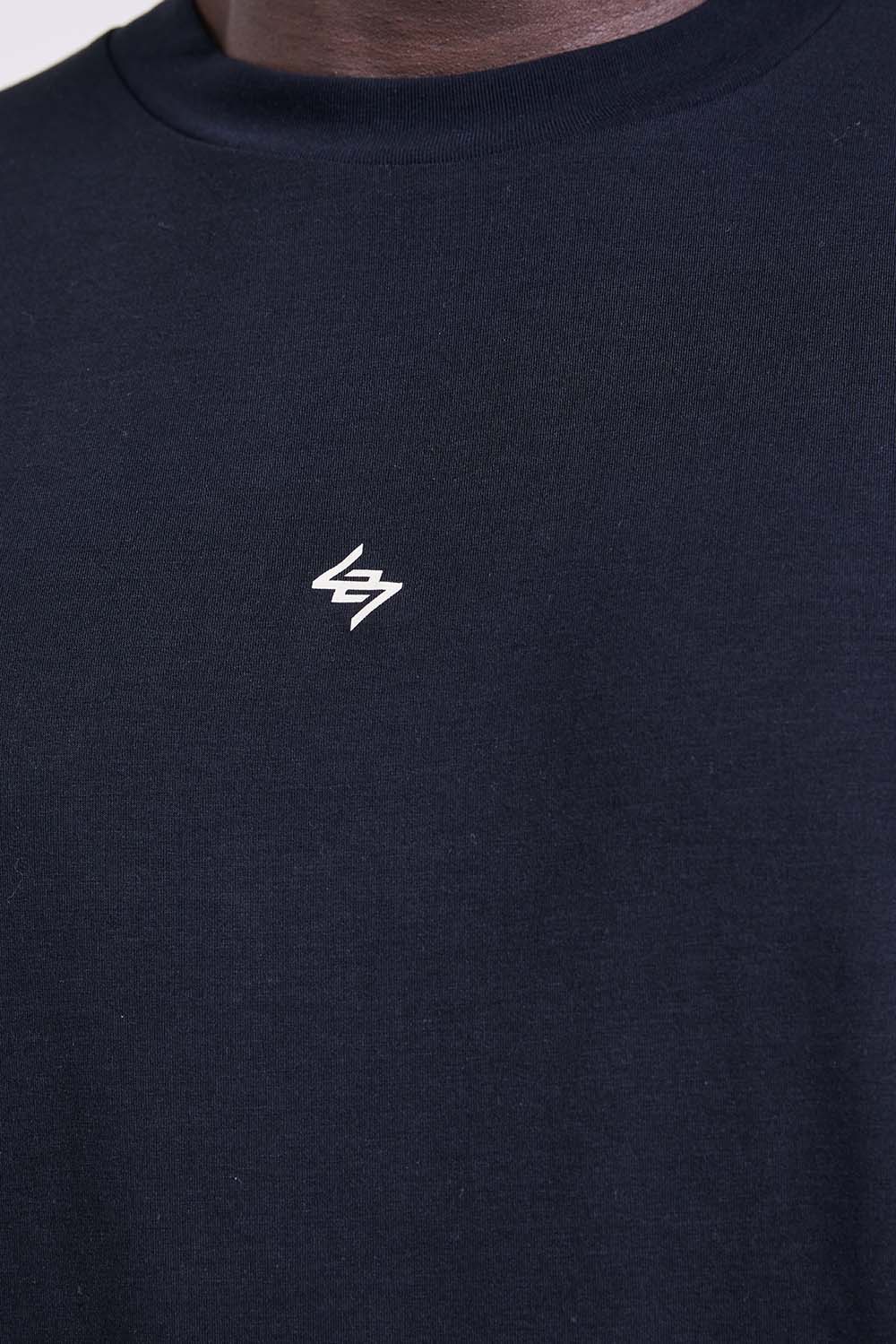 תמונת תקריב דוגמן של חולצת טי בגזרה משוחררת