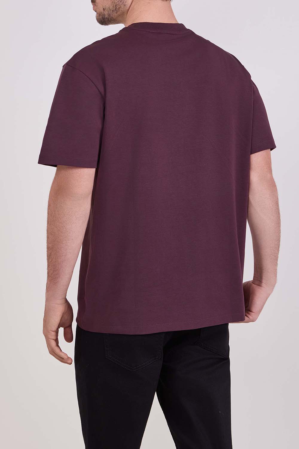 תמונת דוגמן אחורית של חולצת טי