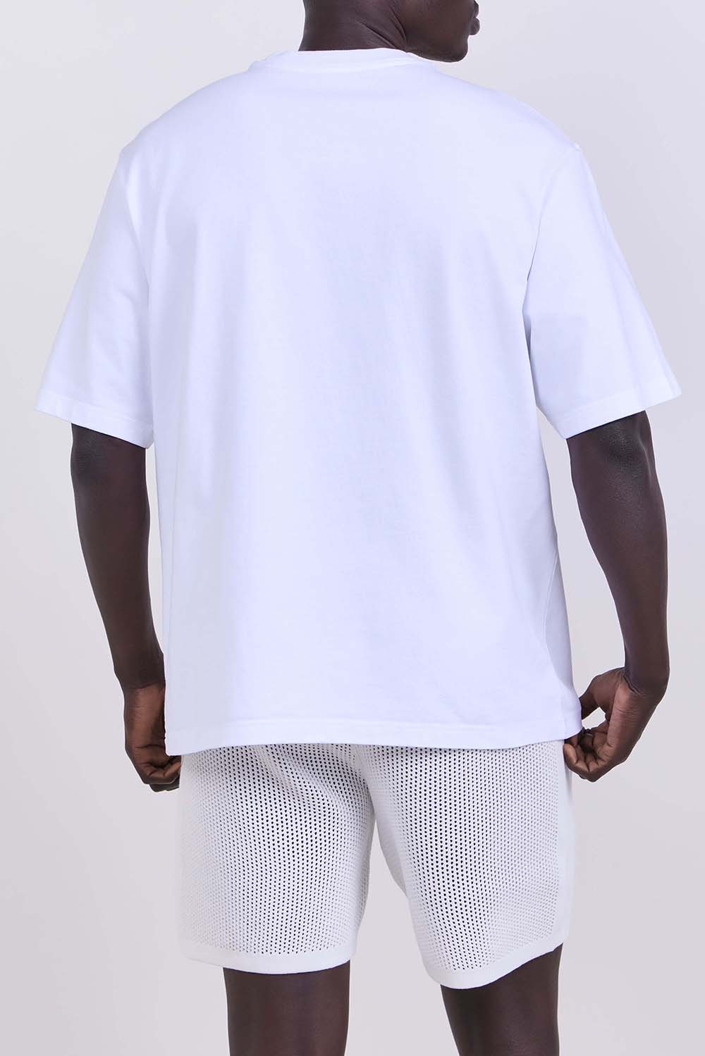 תמונת דוגמן אחורית של חולצת טי בגזרת אוברסייז