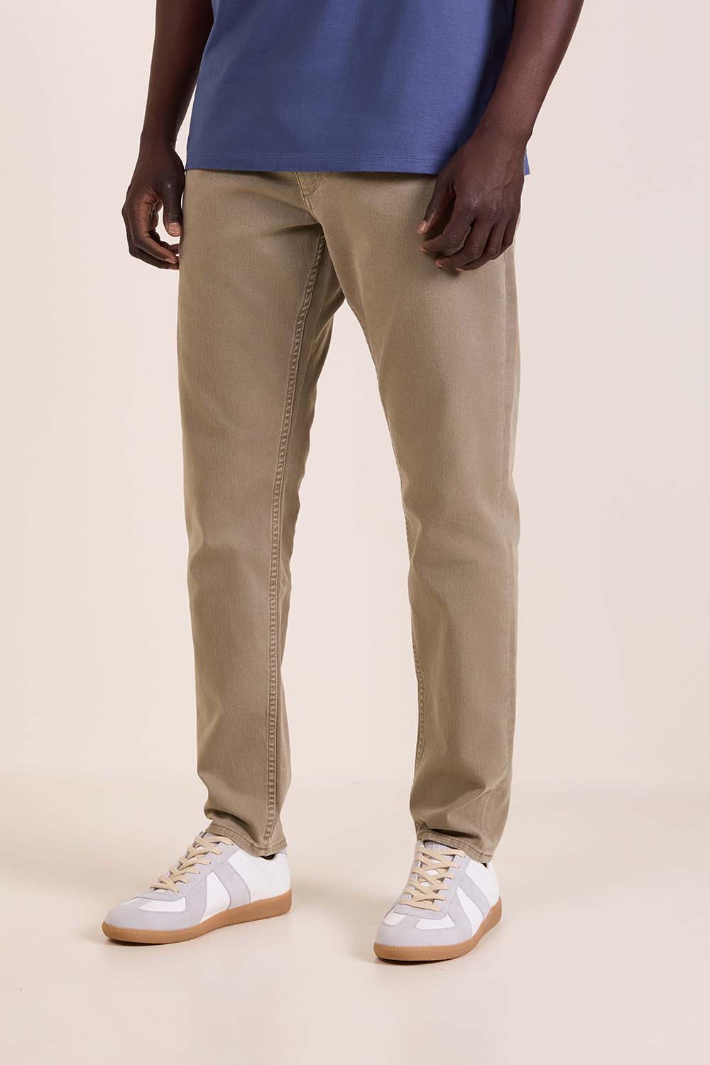 תמונת דוגמן קידמית של מכנסי ג'ינס בגזרה ישרה