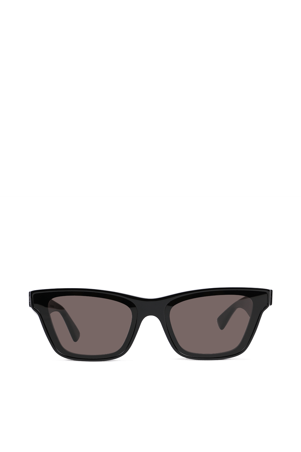 תמונה קידמית של משקפי שמש עם מסגרת מרובעת בצבע שחור