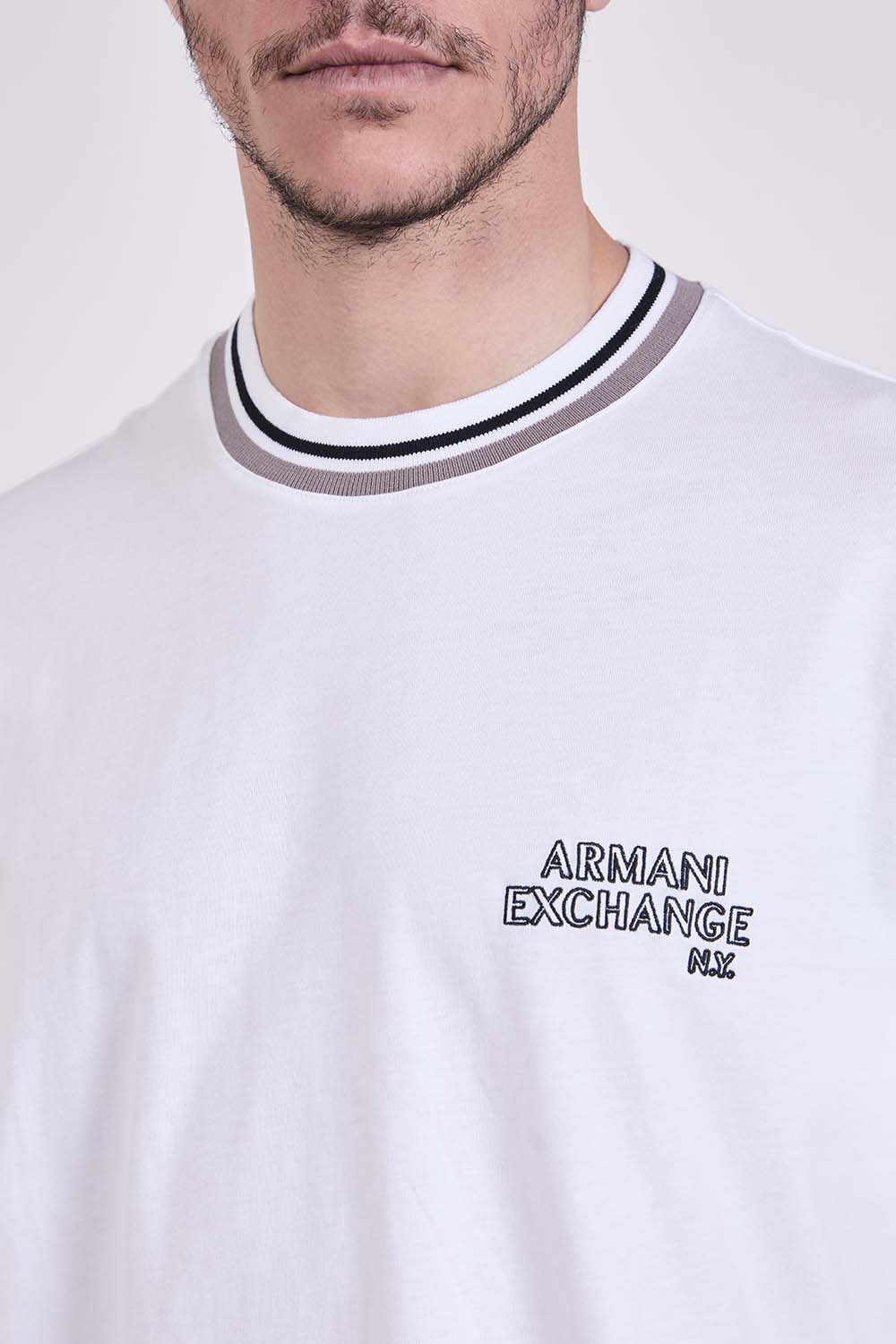 תמונת תקריב דוגמן של חולצת טי