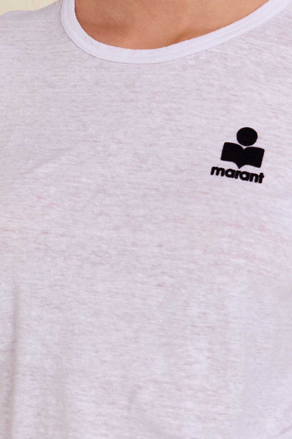 תמונת תקריב דוגמן של חולצת טי מפשתן