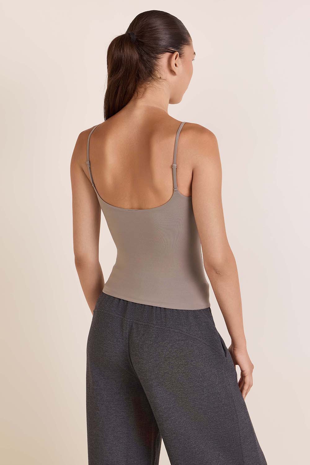 תמונת דוגמן אחורית של Nulu Spaghetti-Strap Cami Tank Top Adjustable