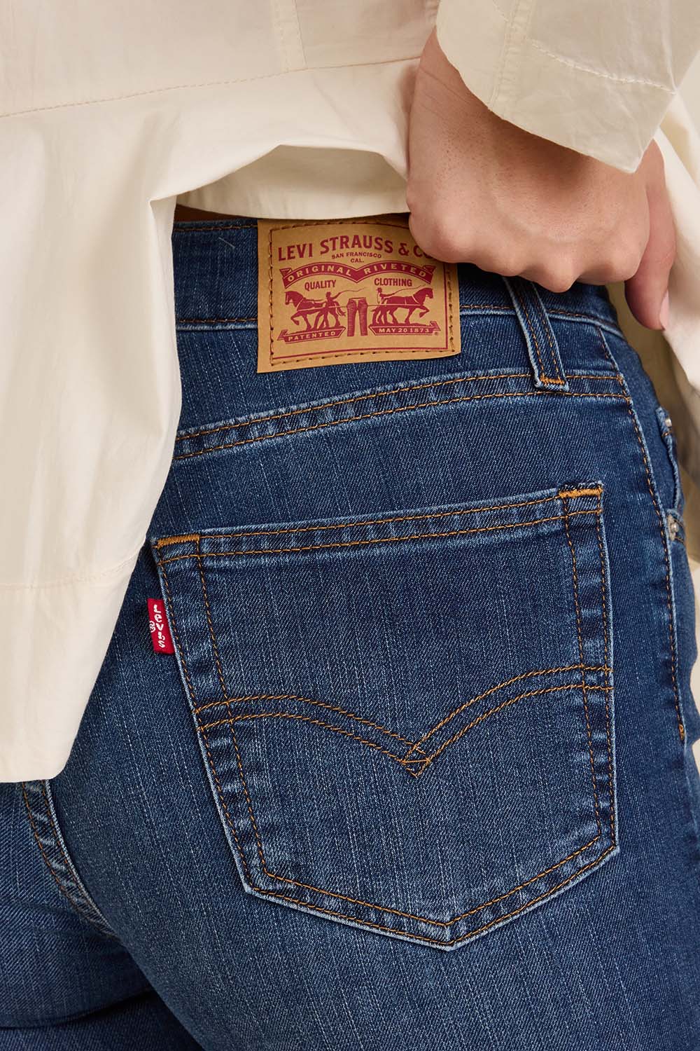 תמונת תקריב דוגמן של מכנסי ג'ינס סקיני 721 היי רייז