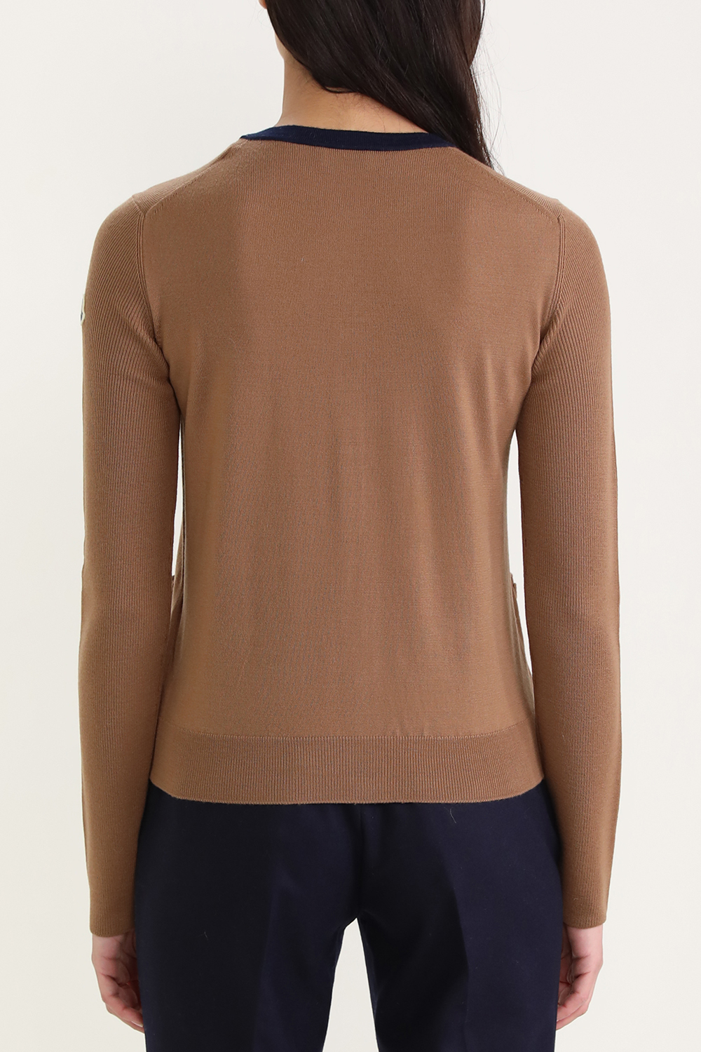 תמונת דוגמן אחורית של קרדיגן צמר קלאסי