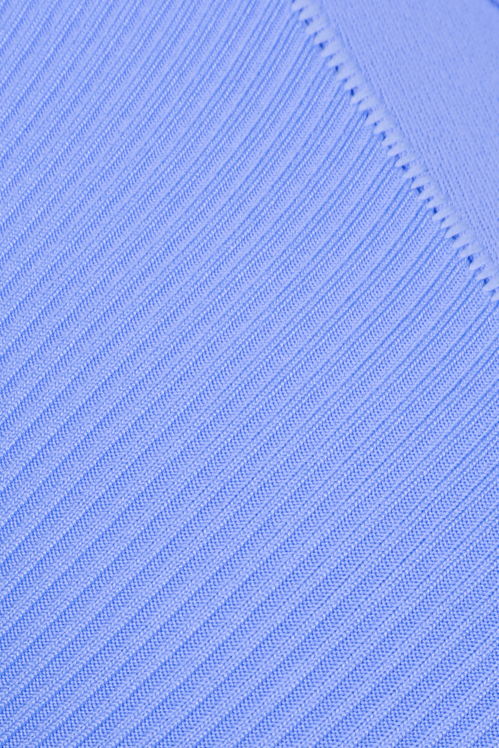 תמונת תקריב של טופ ספורטיבי בגוון תכלת