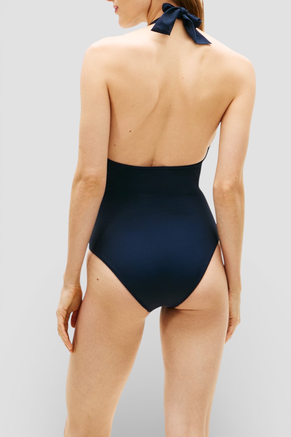 תמונת דוגמן אחורית של בגד ים שלם