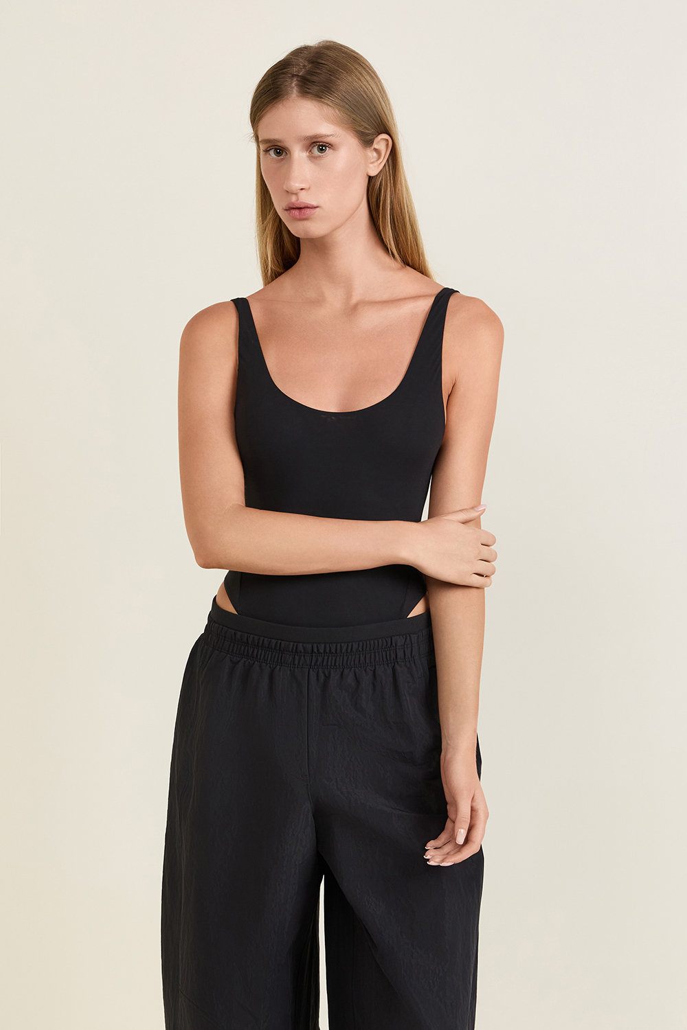 תמונת דוגמן קידמית של Nulu Mesh Scoop Back Sleeveless Bodysuit