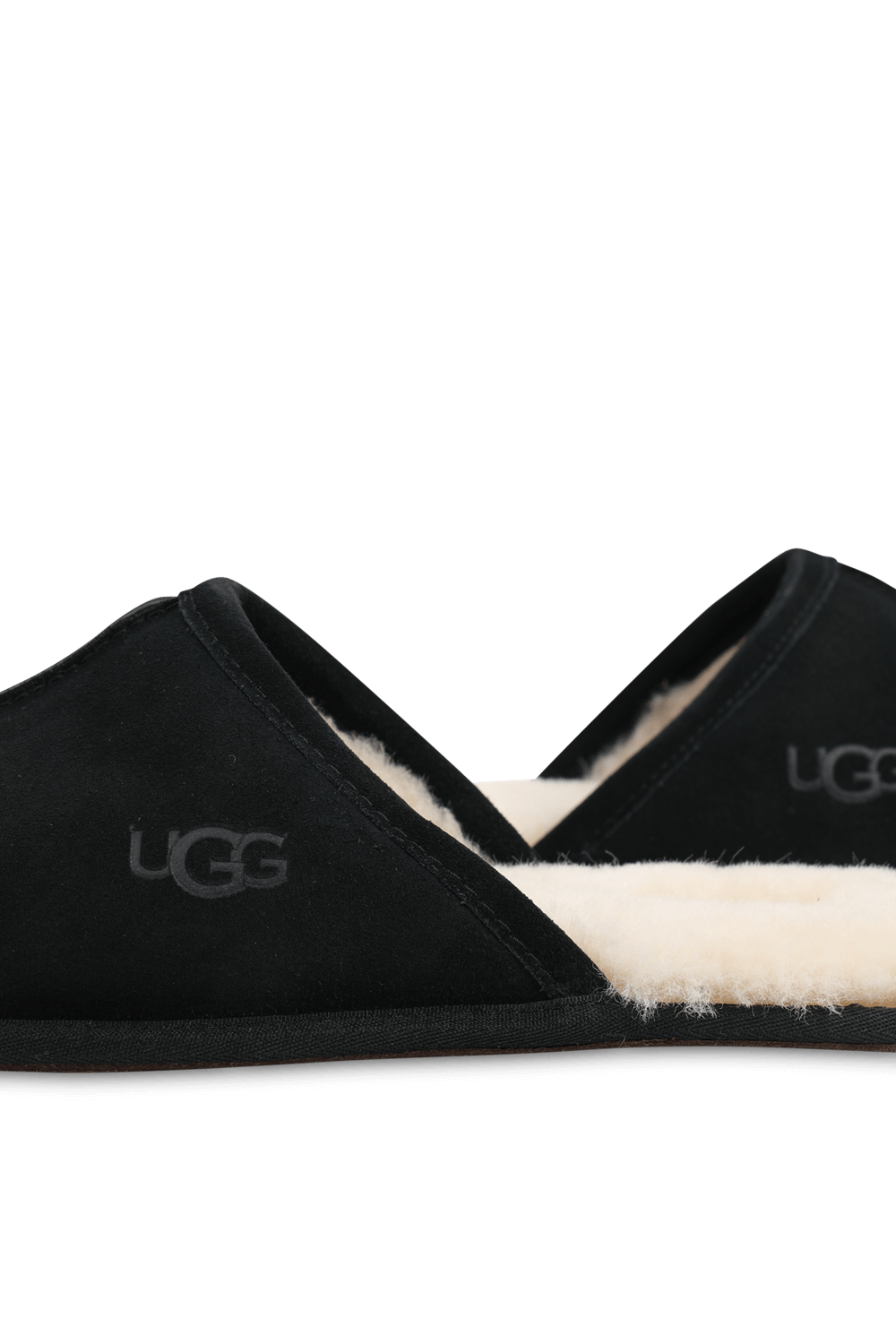 תמונת תקריב של נעלי בית מעור בגוון שחור