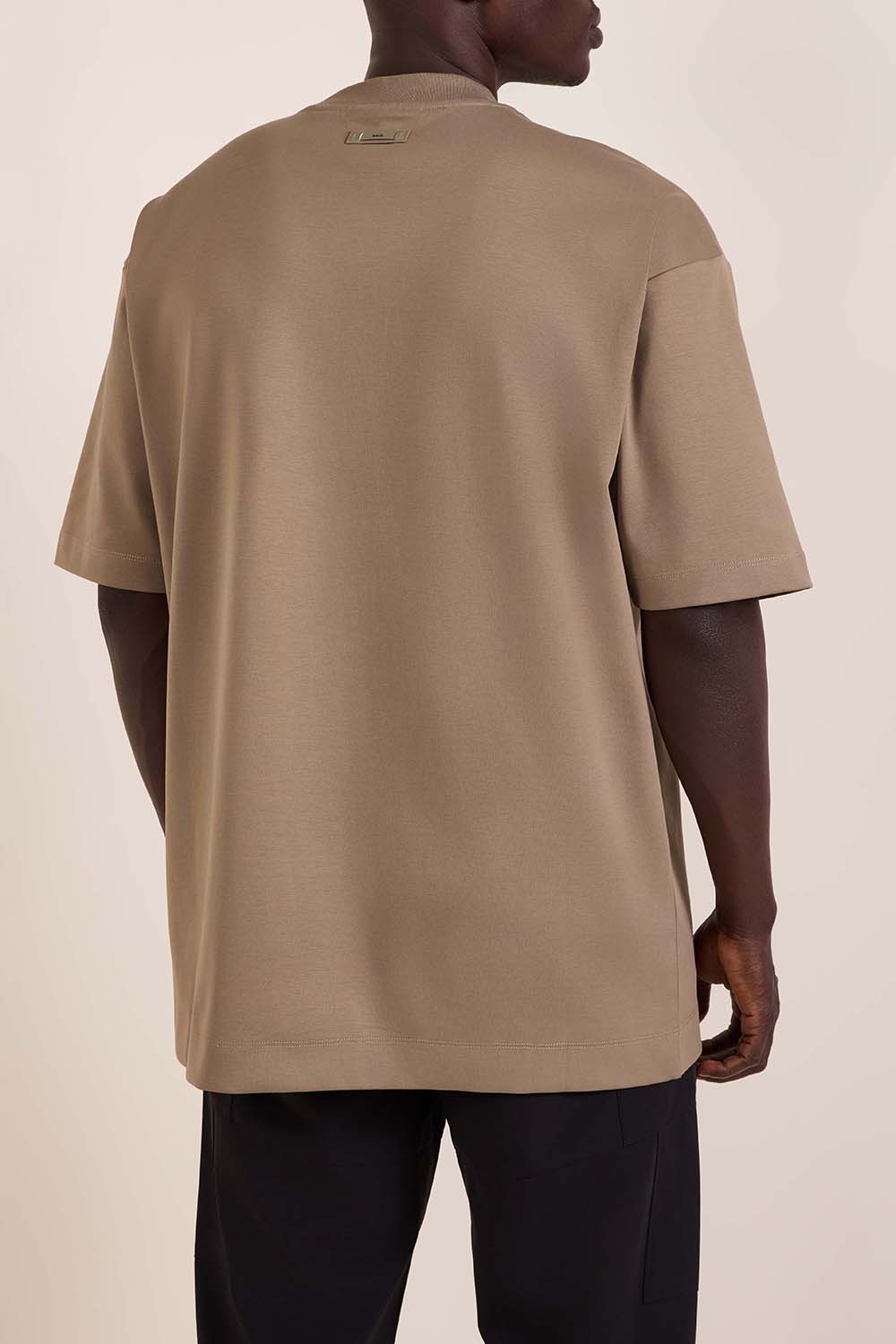 תמונת דוגמן אחורית של חולצת טי משוחררת