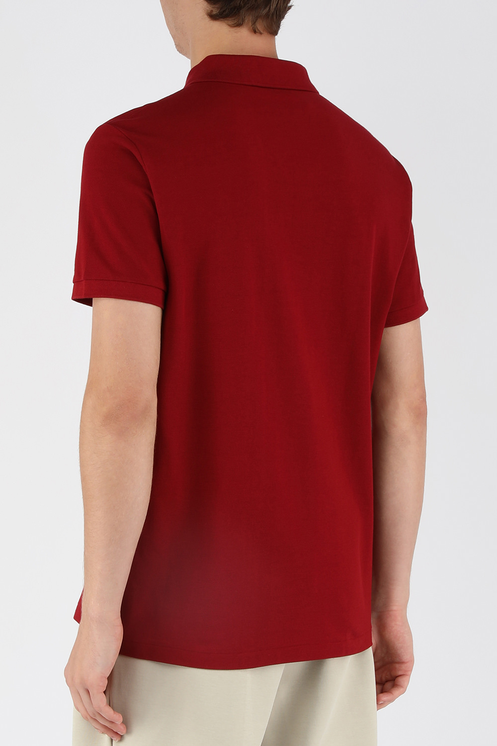 תמונת דוגמן אחורית של חולצת פולו סלים עם לוגו רקום