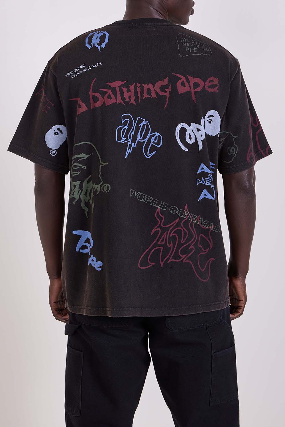 תמונת דוגמן אחורית של חולצת טי בגזרה משוחררת