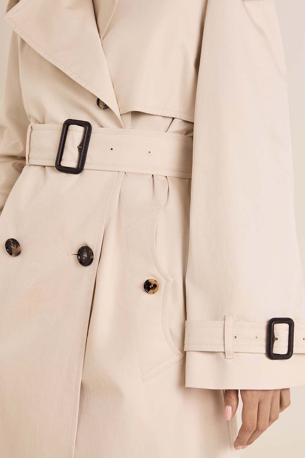 תמונת תקריב דוגמן של מעיל טרנץ'