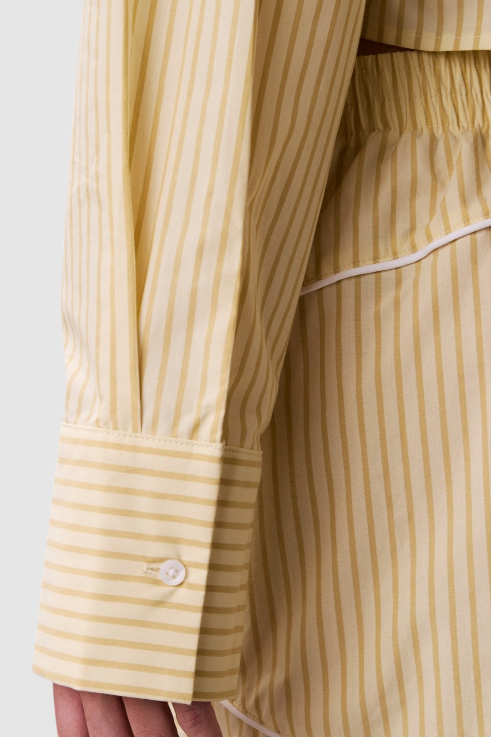 תמונת תקריב דוגמן של חולצה מכופתרת קרופ