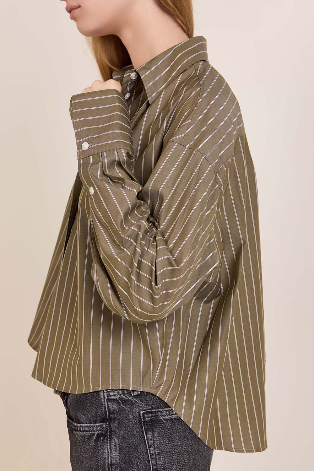 תמונת תקריב דוגמן של חולצת כפתורים