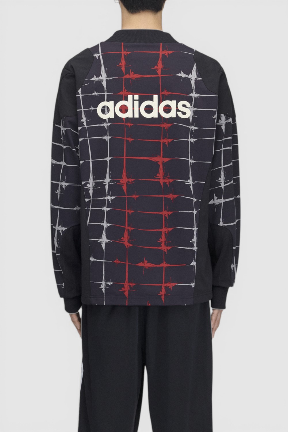 תמונת דוגמן אחורית של חולצת טי שרוול ארוך אדידס X ת&rsquo;אג קלאב