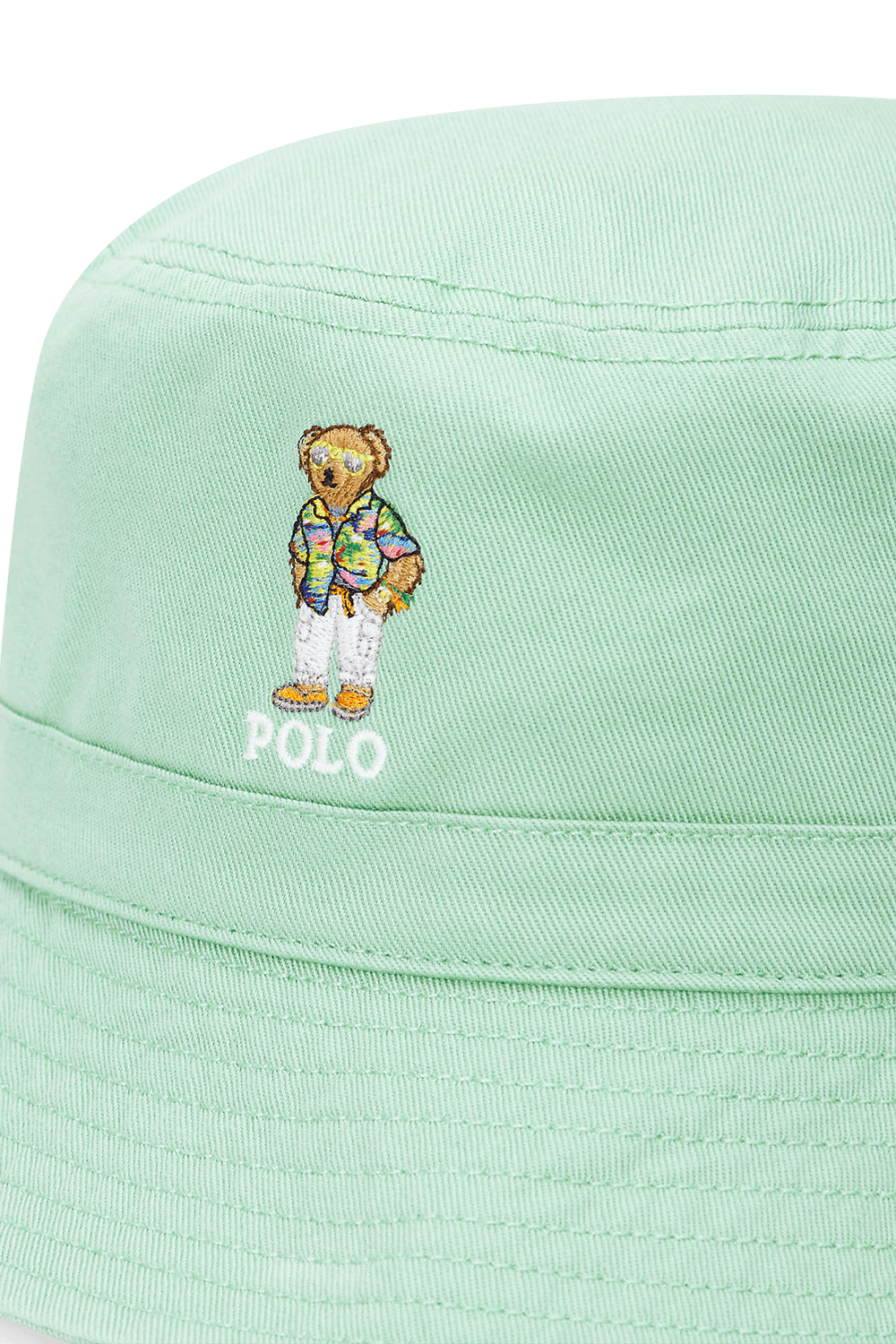 תמונת תקריב של כובע באקט עם רקמת דובי