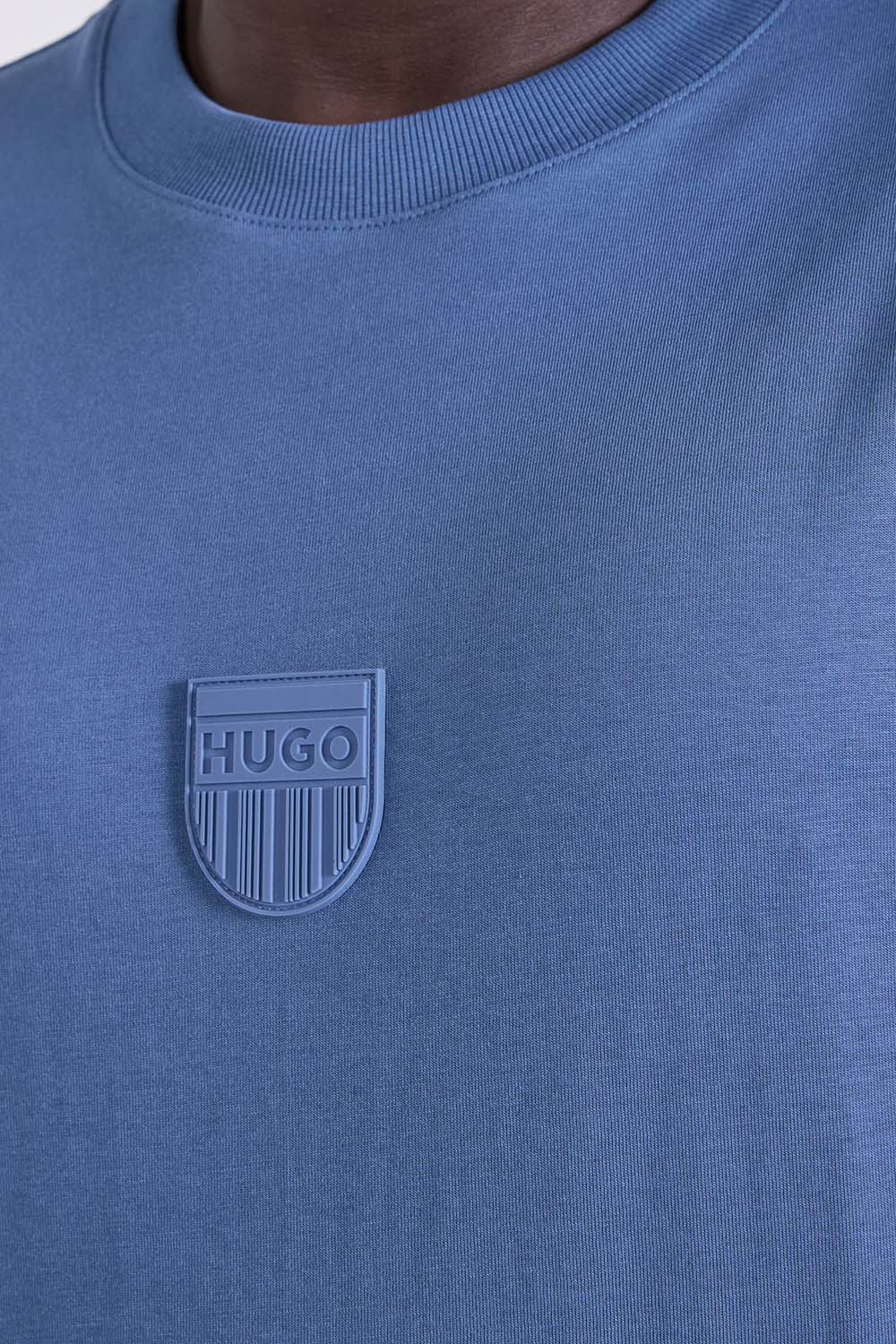 תמונת תקריב דוגמן של חולצת טי