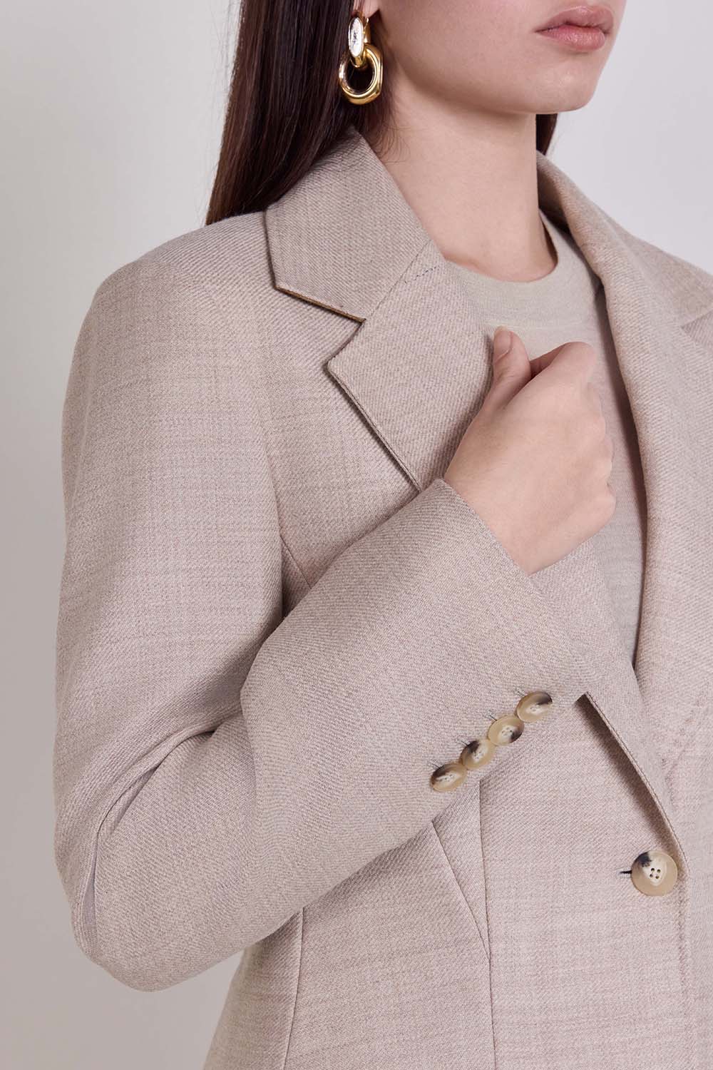 תמונת תקריב דוגמן של ז'קט מחוייט פאלון