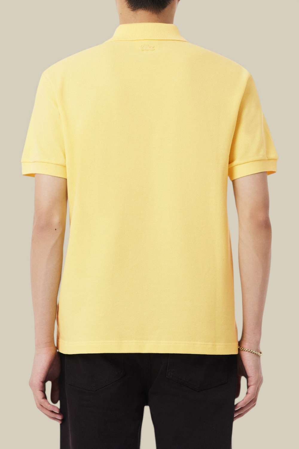 תמונת דוגמן אחורית של חולצת פולו