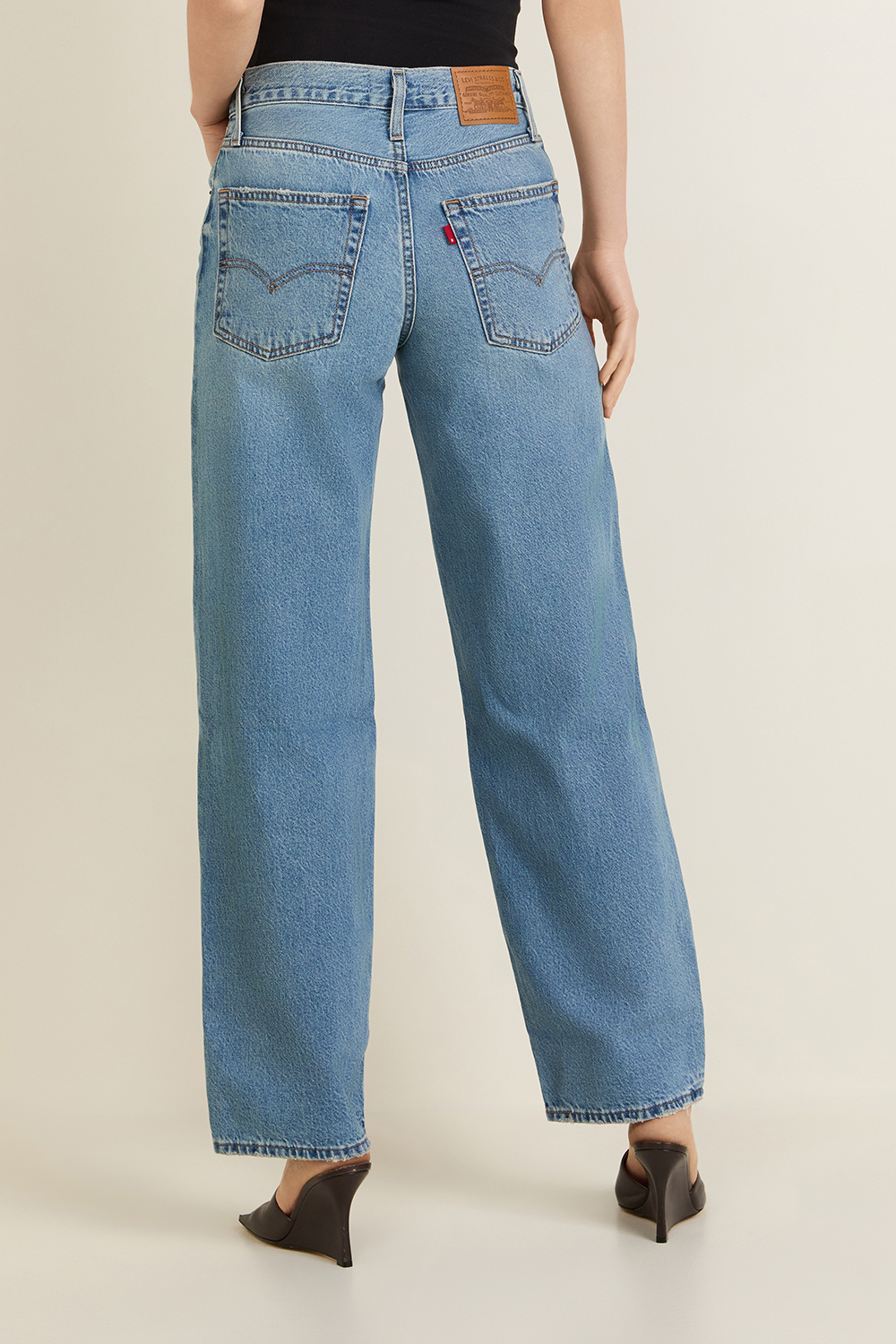 תמונת דוגמן אחורית של מכנסי ג'ינס בגזרה רחבה