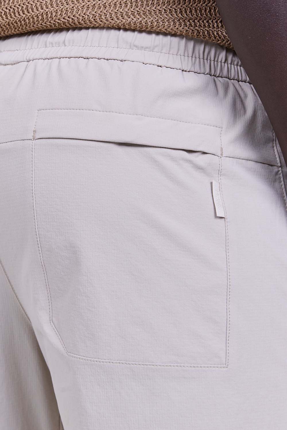 תמונת תקריב דוגמן של מכנסיים ארוכים