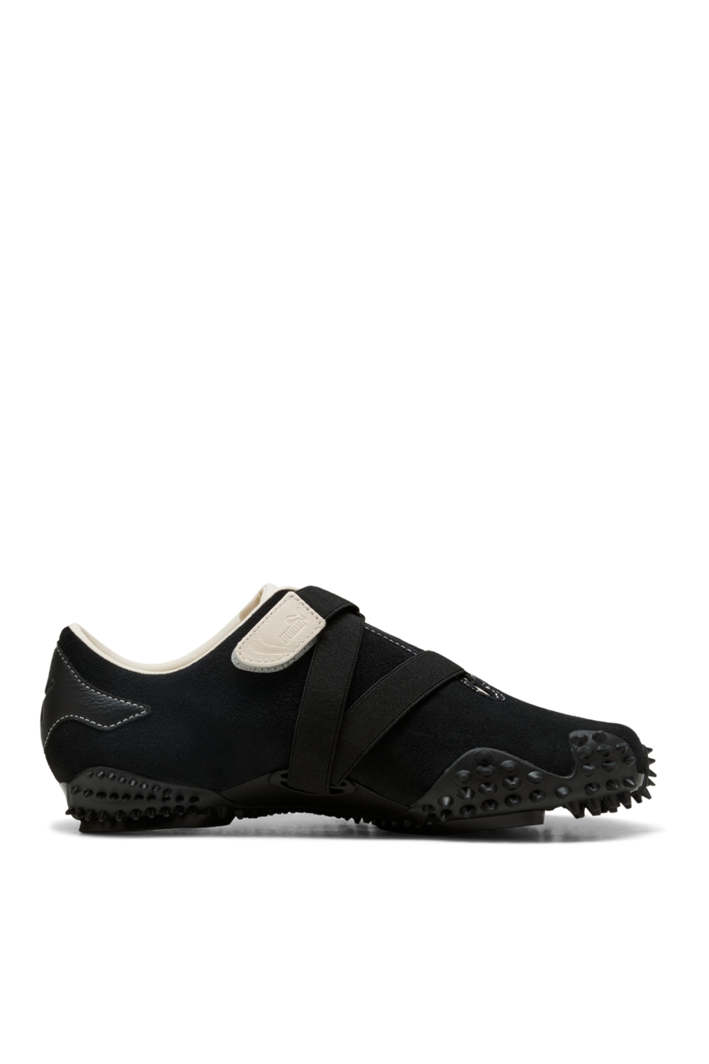 תמונה קידמית של נעלי סניקרס