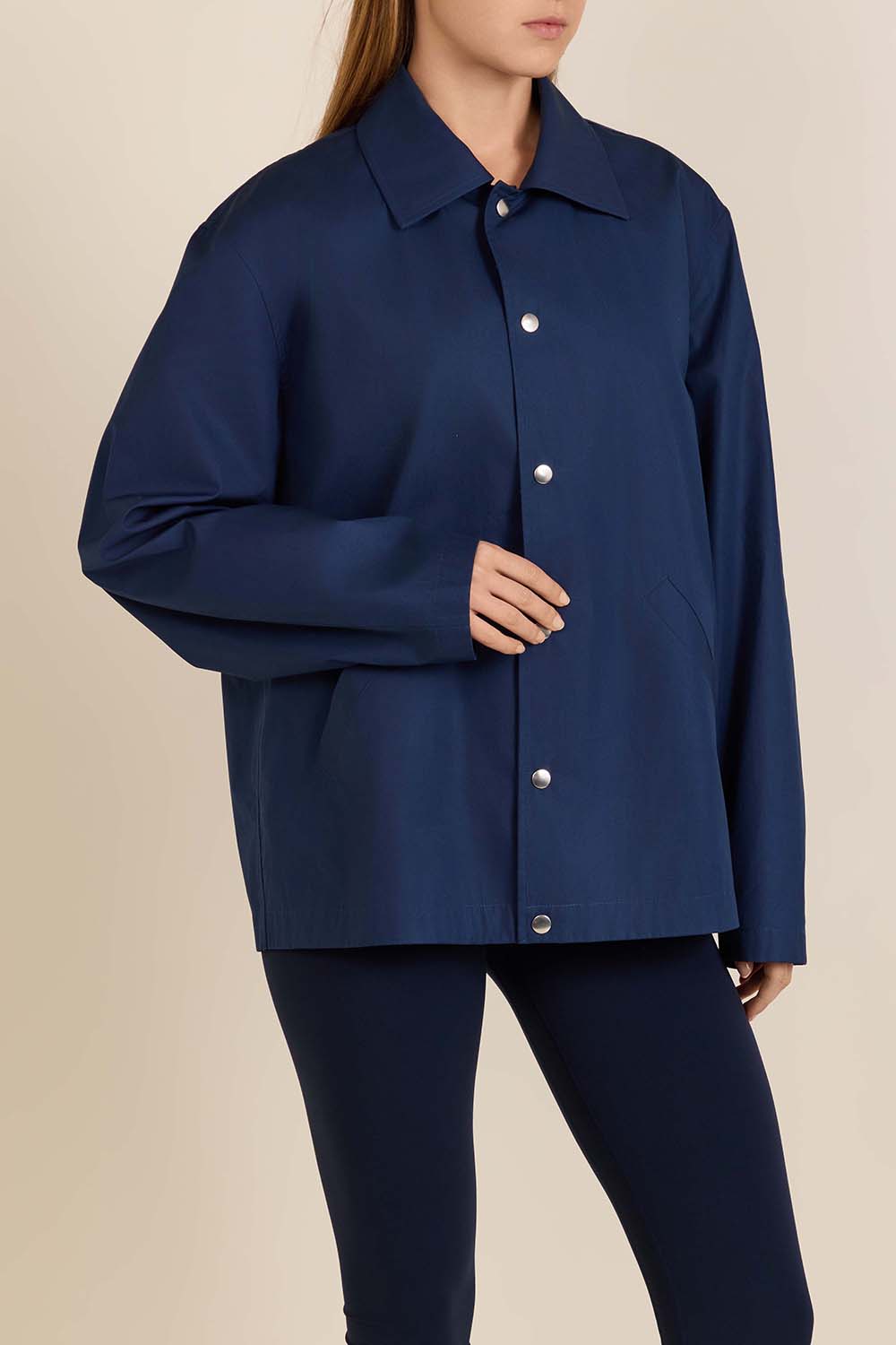 תמונת דוגמן קידמית של חולצת כפתורים