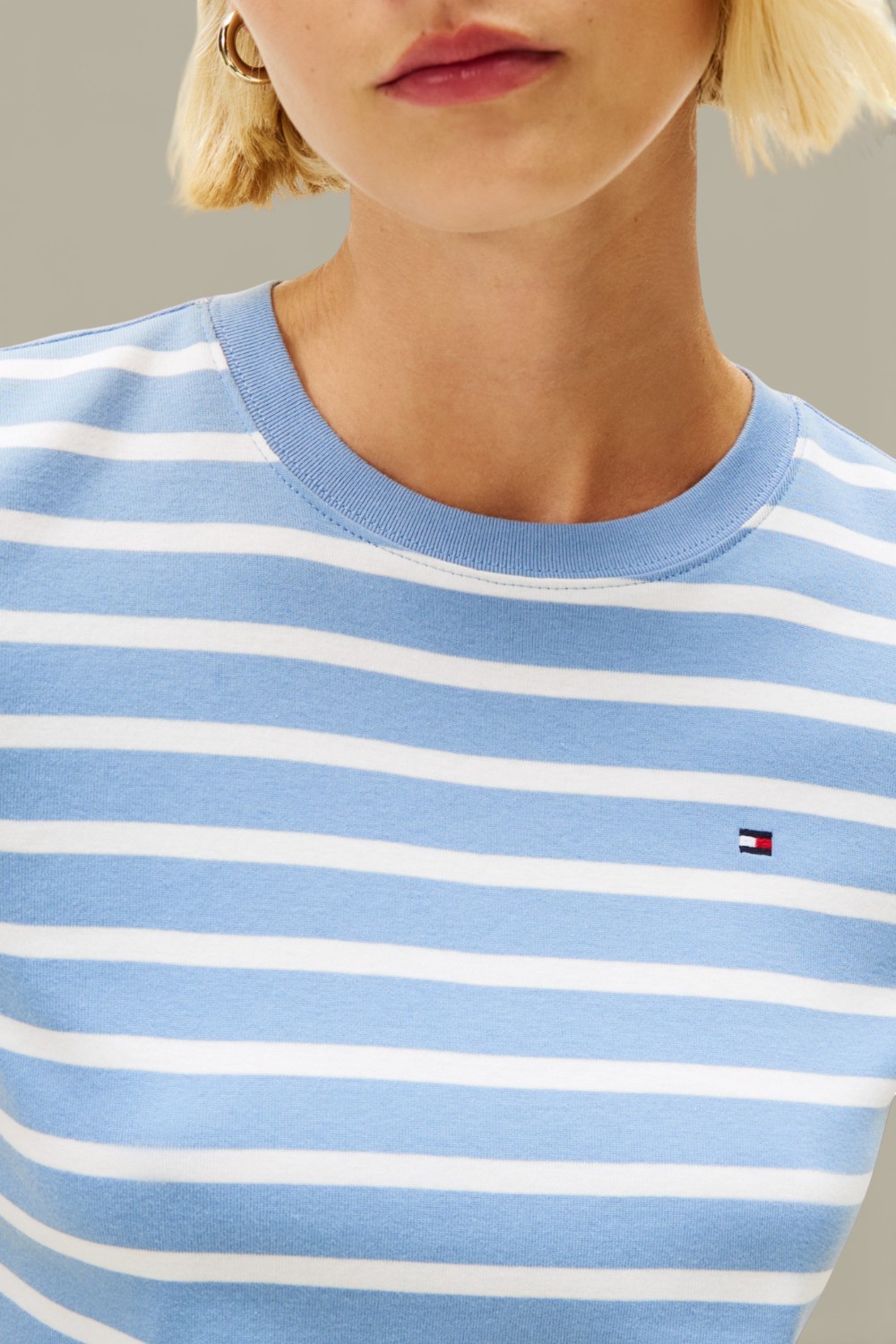 תמונת תקריב דוגמן של חולצת טי פסים