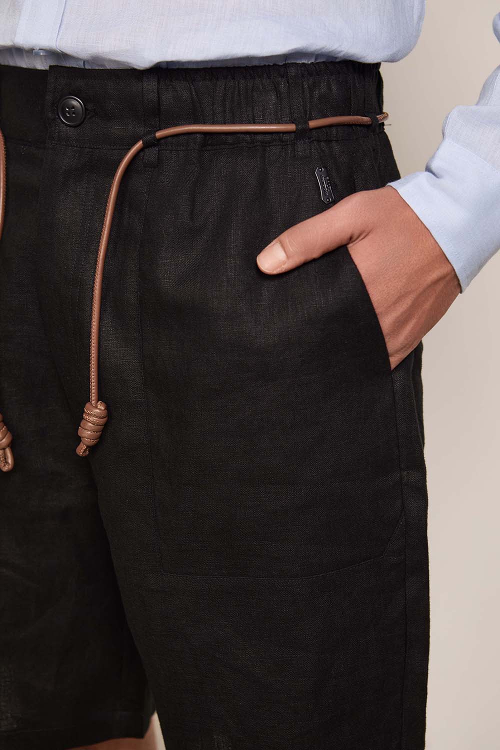 תמונת תקריב דוגמן של מכנסיים קצרים