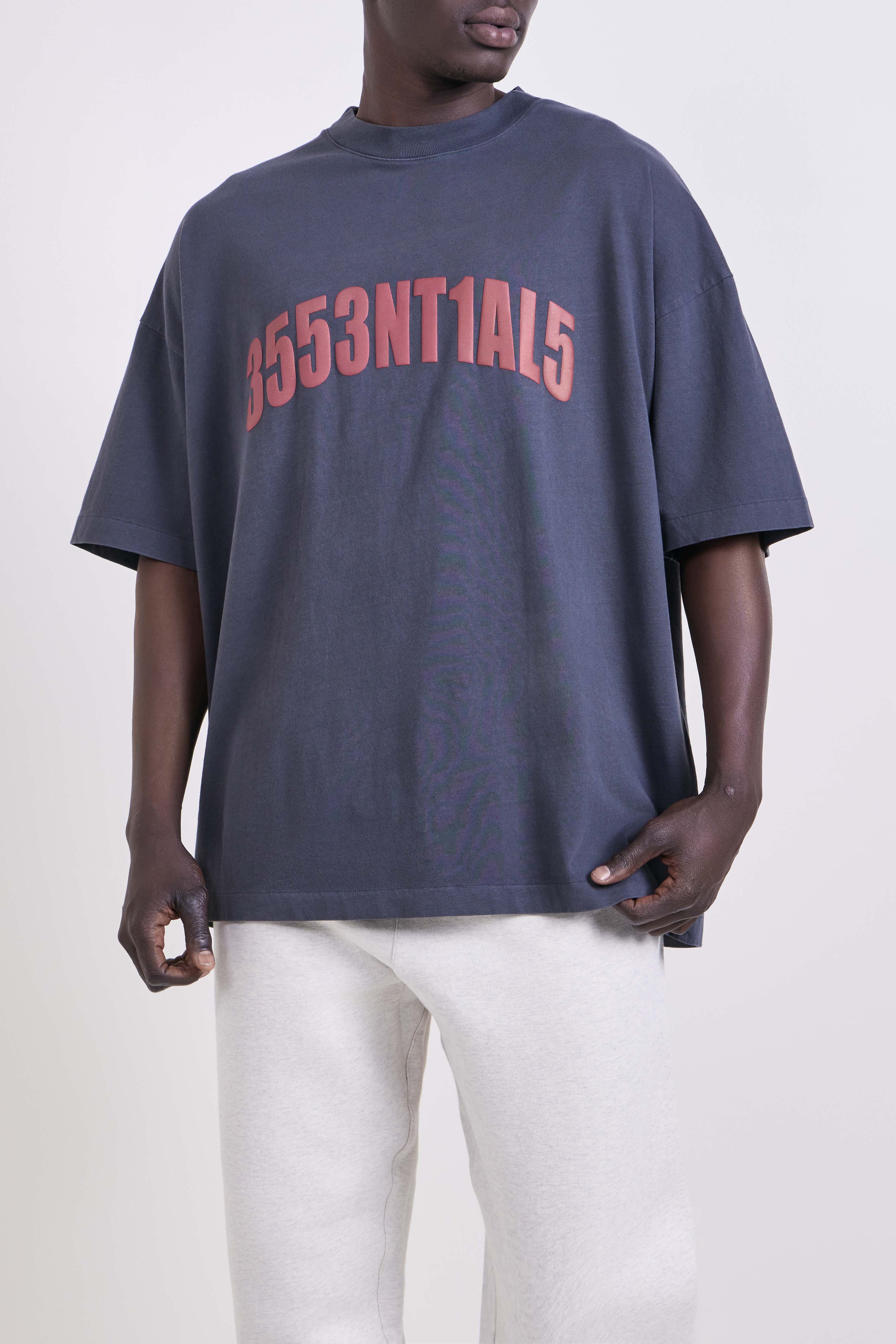 תמונת דוגמן קידמית של חולצת טי אוברסייז