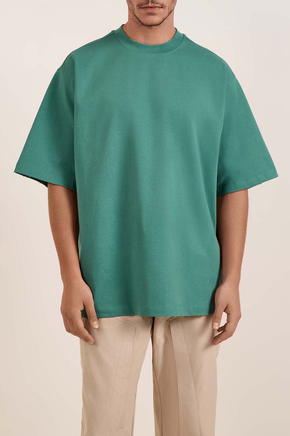 תמונת דוגמן קידמית של חולצת טי אוברסייז