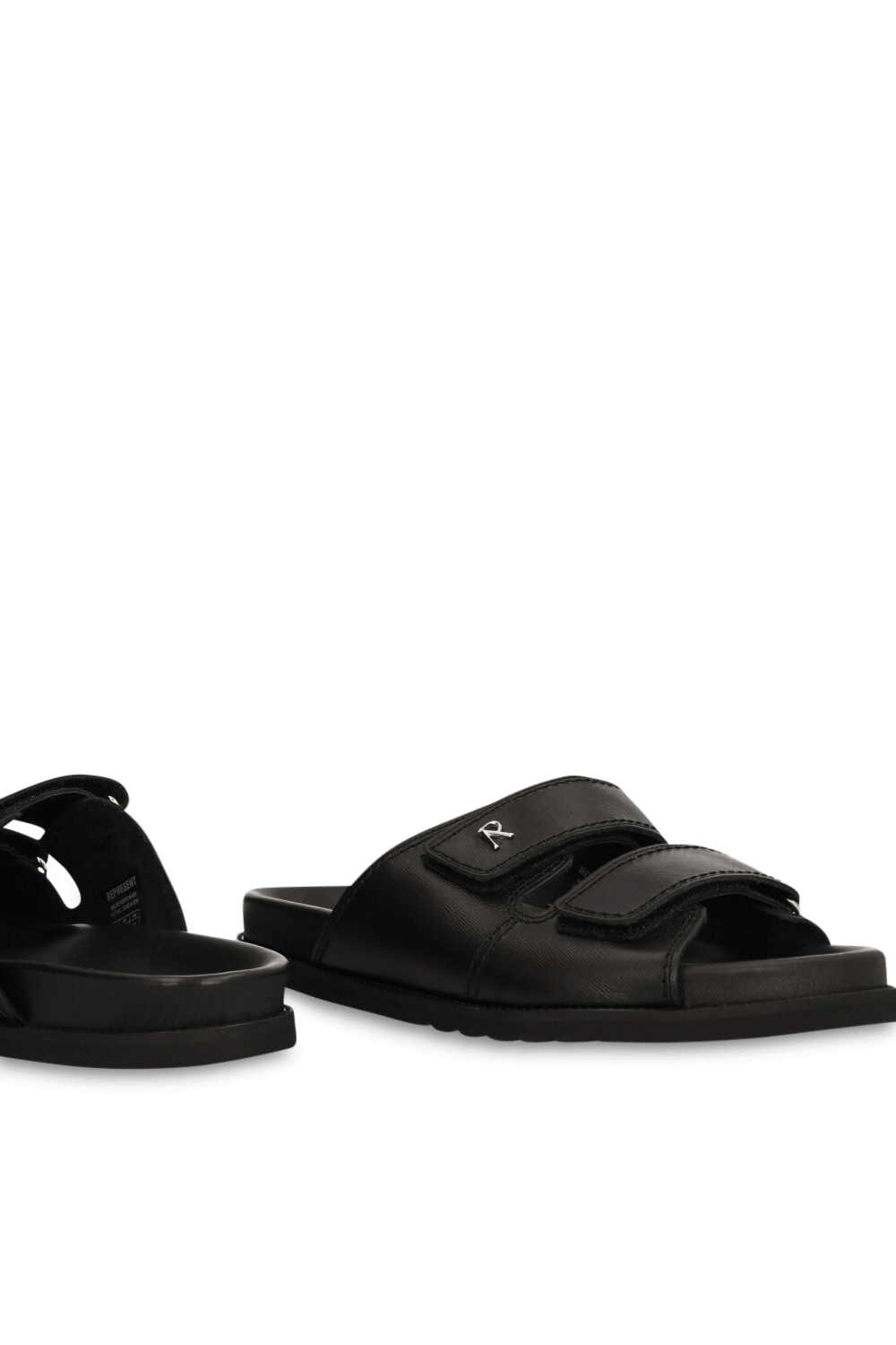 תמונת תקריב של כפכפי סליידס