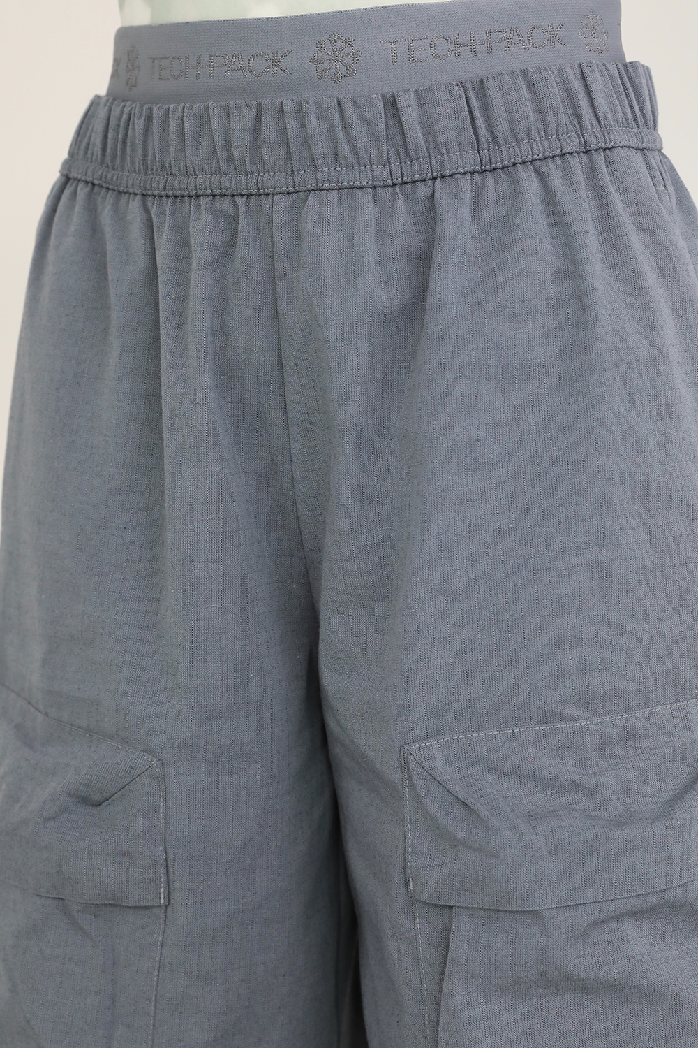 תמונת תקריב דוגמן של מכנסיים ארוכים מתרחבים