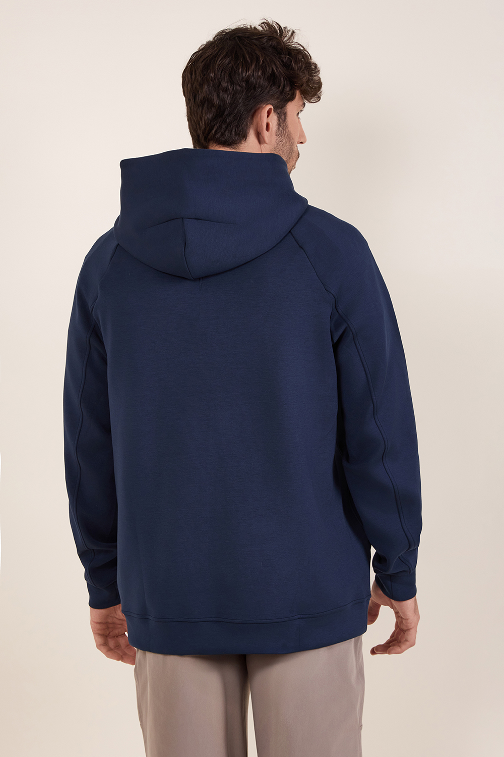 תמונת דוגמן אחורית של Smooth Spacer Classic-Fit Pullover Hoodie