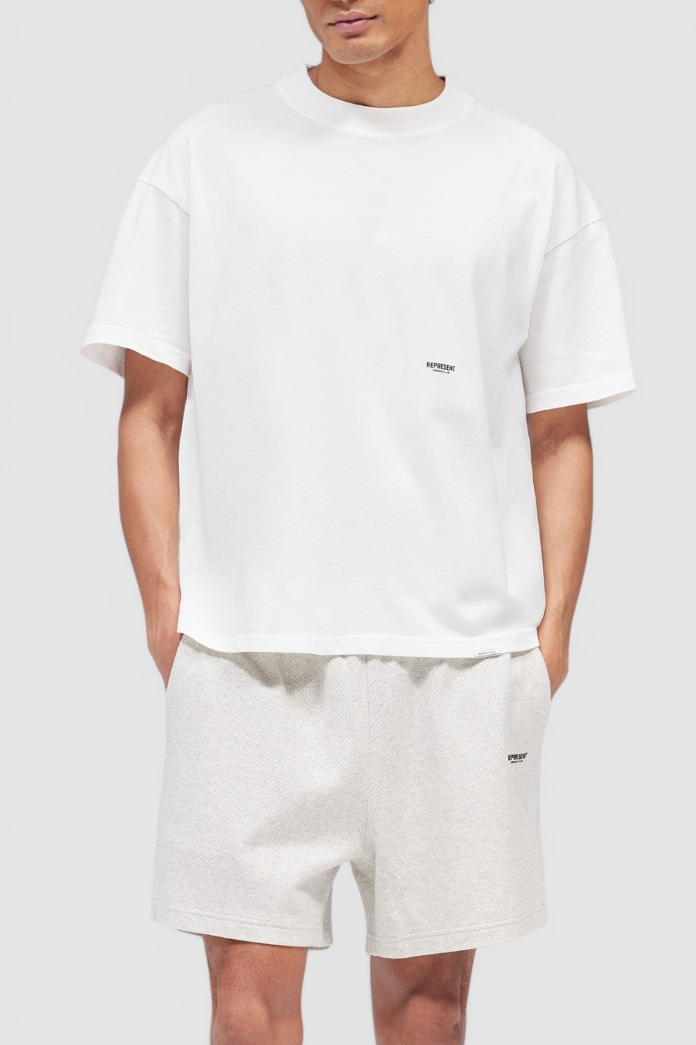 תמונת דוגמן קידמית של חולצת טי אוברסייז