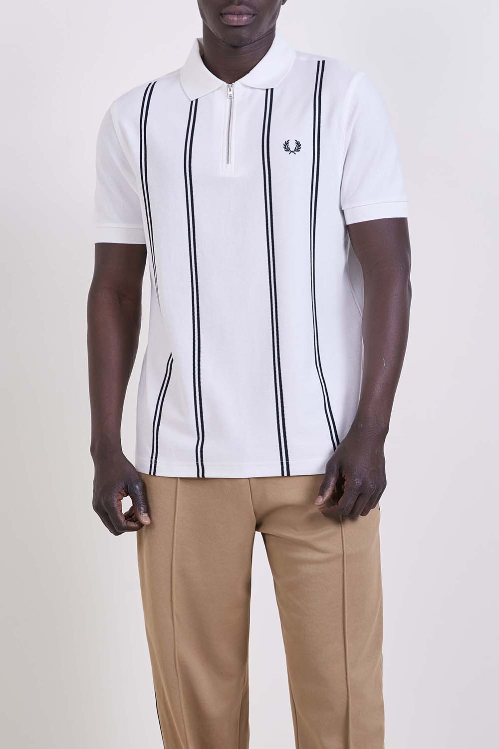 תמונת דוגמן קידמית של חולצת טי בגזרה ישרה