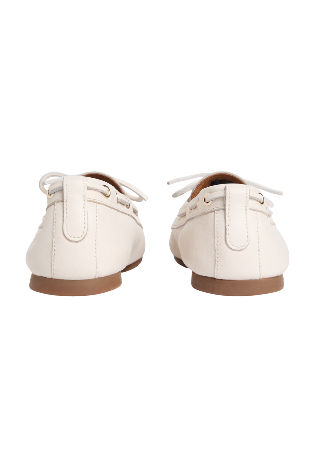 תמונת תקריב של נעלי מוקסינים