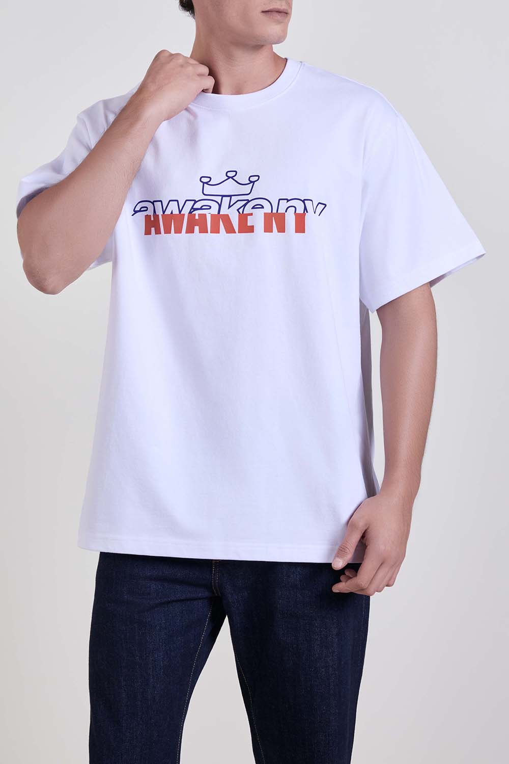 תמונת דוגמן קידמית של חולצת טי בגזרה ישרה