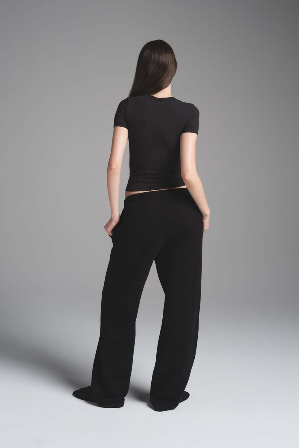 תמונת דוגמן אחורית של CLASSIC STRAIGHT LEG PANT
