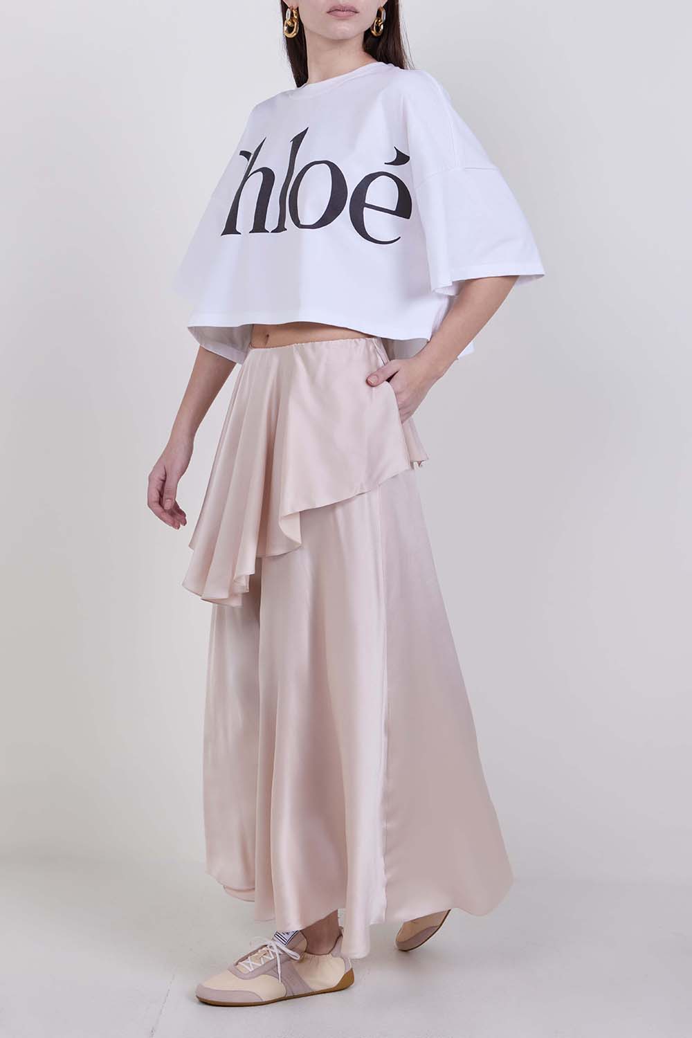 תמונת דוגמן קידמית של נעלי סניקרס קיק