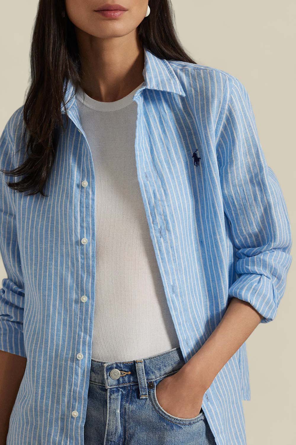 תמונת תקריב דוגמן של חולצה מכופתרת