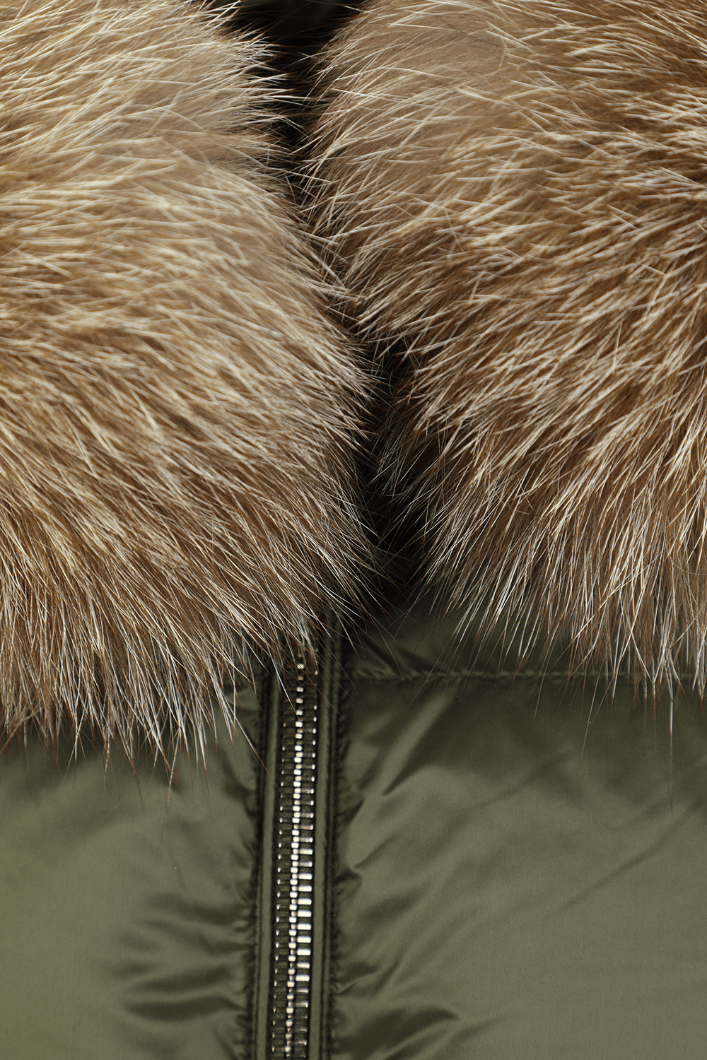 תמונת תקריב של מעיל פאפר ארוך עם קפוצ'ון פרוותי בגוון ירוק