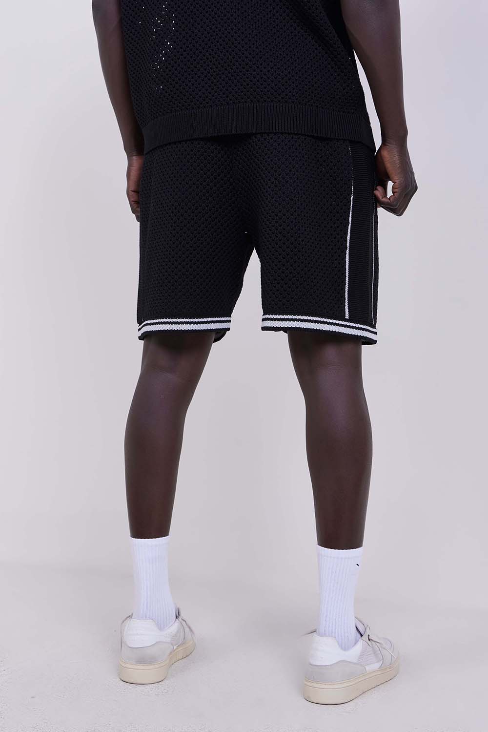 תמונת דוגמן אחורית של מכנסיים קצרים רשת