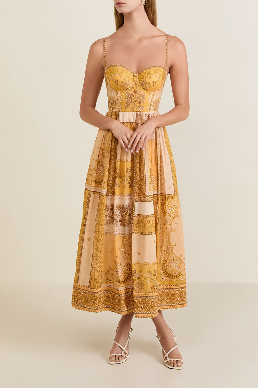 תמונת דוגמן קידמית של שמלת מחוך